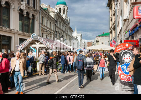 Moscow, Russia. Saturday, September 10, 2016. Annual two-day festival The City Day is under way in Moscow, Russia. This year Moscow celebrates 869th birthday. Unidentified people on decorated Nikolskaya street. Credit:  Alex's Pictures/Alamy Live News Stock Photo