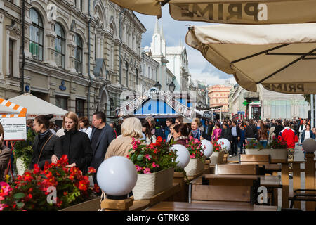 Moscow, Russia. Saturday, September 10, 2016. Annual two-day festival The City Day is under way in Moscow, Russia. This year Moscow celebrates 869th birthday. Unidentified people on decorated Nikolskaya street. Credit:  Alex's Pictures/Alamy Live News Stock Photo
