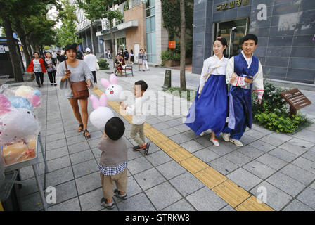 Seoul, South Korea. 11th Sep, 2016. Childrens hold cotton candys in the shape of a rabbit. © Min Won-Ki/ZUMA Wire/Alamy Live News Stock Photo