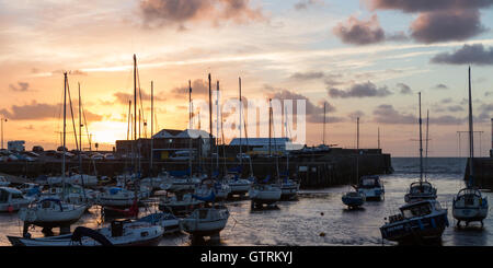 Aberaeron, Ceredigion, Wales, UK. 10th September 2016 UK Weather. Lovely sunset over Aberaeron Harbour this evening after a warm day, yet turning a lot colder after sunset. Credit:  Ian Jones/Alamy Live News Stock Photo