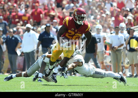 Los Angeles, CA, US, USA. 10th Sep, 2016. September 10, 2016: USC Trojans running back Justin Davis (22) eludes two diving tackle attempts in the game between the Utah State Aggies and the USC Trojans, The Coliseum in Los Angeles, CA. Peter Joneleit/ Zuma Wire Service © Peter Joneleit/ZUMA Wire/Alamy Live News Stock Photo