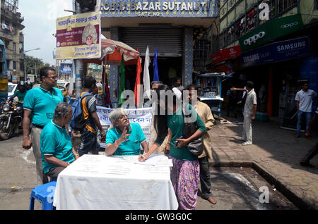 Kolkata, India. 10th Sep, 2016. Medical bank's social activist campaigns against suicide and mental health on the occasion of World Suicide Prevention Day in front of Sovabazar Metro Station. One of the highest rate of suicide occurred in Kolkata Metro station. © Saikat Paul/Pacific Press/Alamy Live News