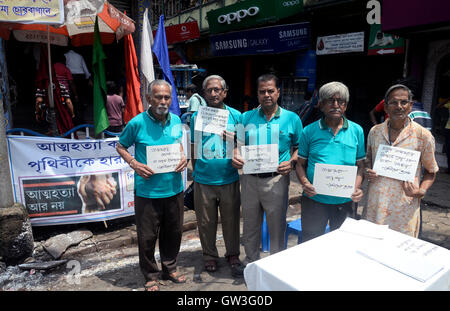 Kolkata, India. 10th Sep, 2016. Medical bank's social activist campaigns against suicide and mental health on the occasion of World Suicide Prevention Day in front of Sovabazar Metro Station. One of the highest rate of suicide occurred in Kolkata Metro station. © Saikat Paul/Pacific Press/Alamy Live News