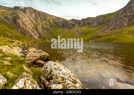 Llyn Idwal lake SNowdonia National Park Wales lies within Cwm Idwal in the Glyderau mountains of Snowdonia Stock Photo