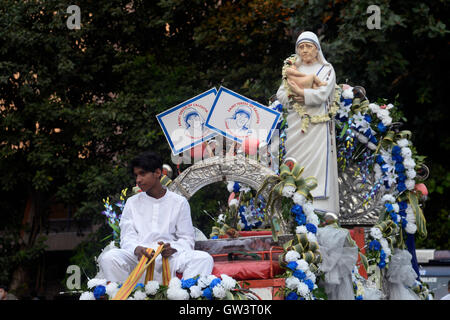 Kolkata, India. 10th Sep, 2016. Mother Teresa International Award Committee organized a colorful procession from Ripon Street to St. Paul cathedral to celebrate Mother Teresa's canonization. Mother Teresa, who devoted her life helping poor people, has been declared a saint in a canonization Mass held by Pope Francis in Vatican City on 4th September. © Saikat Paul/Pacific Press/Alamy Live News