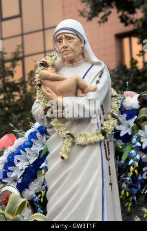 Kolkata, India. 10th Sep, 2016. Mother Teresa International Award Committee organized a colorful procession from Ripon Street to St. Paul cathedral to celebrate Mother Teresa's canonization. Mother Teresa, who devoted her life helping poor people, has been declared a saint in a canonization Mass held by Pope Francis in Vatican City on 4th September. © Saikat Paul/Pacific Press/Alamy Live News