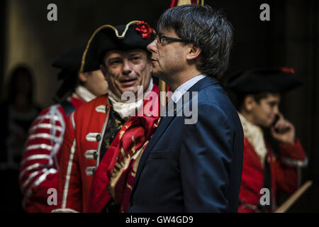 Barcelona, Catalonia, Spain. 11th September, 2016. Catalan President CARLES PUIGDEMONT receives members of the historic dressed soldiers in the Generalitat on the 'Diada' (Catalan National Day) in Barcelona Credit:  ZUMA Press, Inc./Alamy Live News Stock Photo