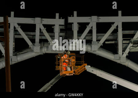 Dundee, UK. 11th Sep, 2016. Balfour Beatty installs large steelwork arch over Dundee rail station in 6 hour window when rail line is closed.The arch forms a key part of the ongoing Dundee Central Waterfront development. This significant engineering operation was 12 months in the planning. Credit:  Alan Paterson/Alamy Live News Stock Photo