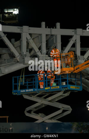 Dundee, UK. 11th Sep, 2016. Balfour Beatty installs large steelwork arch over Dundee rail station in 6 hour window when rail line is closed.The arch forms a key part of the ongoing Dundee Central Waterfront development. This significant engineering operation was 12 months in the planning. Credit:  Alan Paterson/Alamy Live News Stock Photo