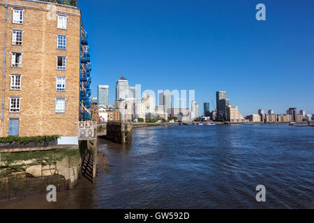 The skyscrapers of Canary Wharf viewed from the Thames bank in Limehouse, London, UK Stock Photo