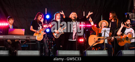 Maggi Ronson on vocals performing with Clifford Slapper (keys), Colin Lloyd Tucker (acoustic)   Suffragette City Stock Photo