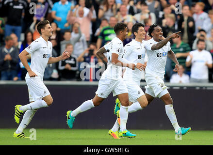 Swansea City's Leroy Fer (right) celebrates scoring his side's second goal of the game during the Premier League match at the Liberty Stadium, Swansea. Stock Photo