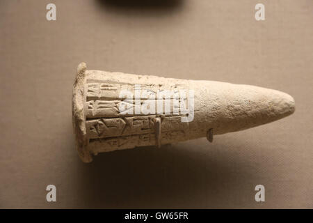 Votive cone, dedicated when Gudea built the Eninnu temple for the god Ningirsu. Clay. Mesopotamia, Girsu. Neo-Sumerian period. Stock Photo