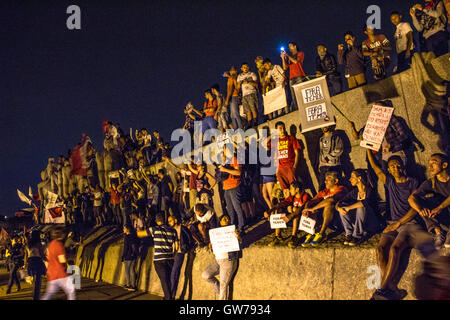 São Paulo, Brazil, September 11, 2016. A demonstration against the current president Michel Temer, at night ,on Monument to the Bandeiras by brazilian esculptor Victor Brecheret outside Ibirapuera Park Sao Paulo Credit:  Alf Ribeiro/Alamy Live News Stock Photo