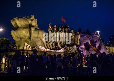 São Paulo, Brazil, September 11, 2016. A demonstration against the current president Michel Temer, at night ,on Monument to the Bandeiras by brazilian esculptor Victor Brecheret outside Ibirapuera Park Sao Paulo Credit:  Alf Ribeiro/Alamy Live News Stock Photo