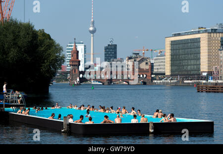 Berlin, Germany. 12th Sep, 2016. Bathers enjoy the summer weather at the Badeschiff bathing ship in Berlin, Germany, 12 September 2016. Photo: MONIKA SKOLIMOWSKA/dpa/Alamy Live News Stock Photo