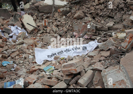 Tongi, Dhaka, Bangladesh. 12th Sep, 2016. A firefighter team found a body under the rubbish at rescue work the Tampaco factory on 12 September, 2016 at tongi near Dhaka, Bangladesh. The rescuers have recovered four more bodies from the spot, as the death toll rises to 33. A huge fire has broken out at the five-storey factory building of Tampaco Foils Ltd after a boiler exploded around 6am on Saturday. Photo: Monirul Alam Credit:  Monirul Alam/ZUMA Wire/Alamy Live News Stock Photo