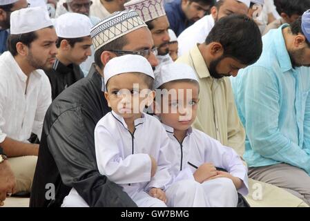 Colombo, Sri Lanka. 12th Sep, 2016. People attend a mass prayer with their father to mark the Eid al-Adha festival at the Galle Face esplanade in Colombo, Sri Lanka, Sept. 12, 2016. Muslims across the world celebrate the Eid al-Adha festival, or the Festival of Sacrifice. Credit:  A. Rajith/Xinhua/Alamy Live News Stock Photo