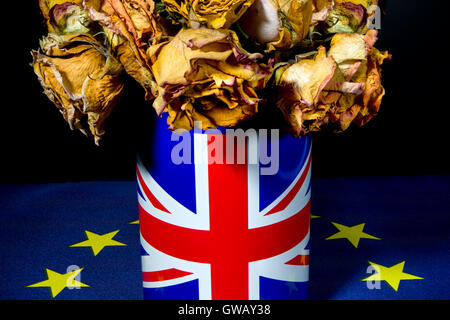 Wilted flowers in a vase with flag of Great Britain, symbolic photo Brexit, Verwelkte Blumen in einer Vase mit Fahne von Grossbr Stock Photo
