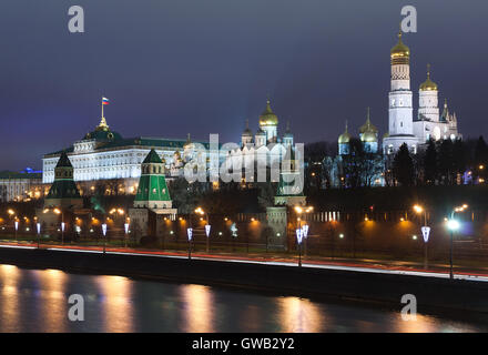 Touristic spot in the Moscow center (landmark): view to the Kremlin with wall and towers, Moskva river, embankment by night Stock Photo