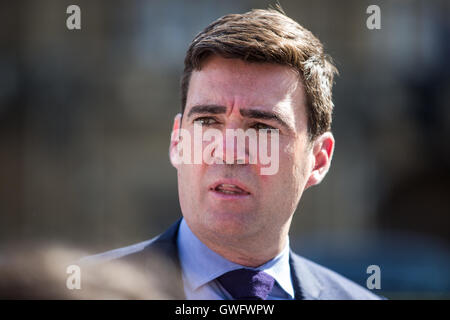 London, UK. 13th September, 2016. Shadow Home Secretary Andy Burnham shows support for the Orgreave Truth and Justice Campaign outside the Houses of Parliament. Representatives of the campaign will meet Home Secretary Amber Rudd today. Credit:  Mark Kerrison/Alamy Live News Stock Photo