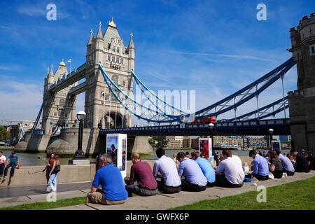 London, UK. 13th September, 2016. UK Weather: Office workers enjoy their lunch as temperatures reach 30 degree in the capital Credit:  Paul Swinney/Ģ����ý Live News Stock Photo
