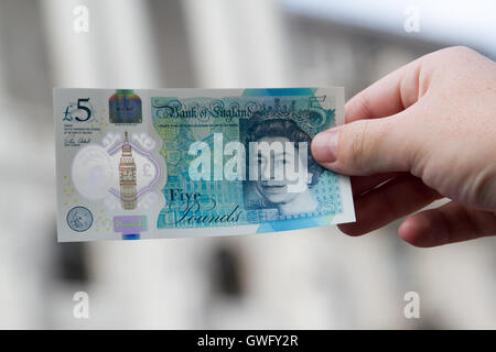 London UK. 13th September 2016. The new polymer five pound note with enhanced counterfit resilience and featuring Sir Winston Churchill goes into circulation today at retail banks. The paper 5 pound note will be withdrawn form circulation in 2017 Credit:  amer ghazzal/Alamy Live News Stock Photo