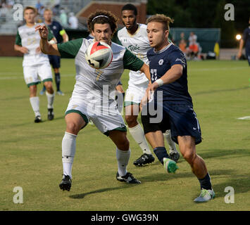 Williamsburg, VA, USA. 13th Sep, 2016. 20160913 - Georgetown forward ZACH KNUDSON (27) passes against William and Mary forward REILLY MAW (7) in the first half at Martin Family Stadium in Williamsburg, Va. © Chuck Myers/ZUMA Wire/Alamy Live News Stock Photo