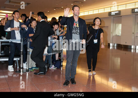 Tokyo, Japan. 14th September, 2016. American film and stage actor Aaron Eckhart greets to the cameras upon his arrival at Tokyo International Airport on September 14, 2016, Tokyo, Japan. Tom Hanks arrived with fellow actor Aaron Eckhart to promote their film Sully which hits Japanese theaters on September 24. Credit:  Rodrigo Reyes Marin/AFLO/Alamy Live News Stock Photo