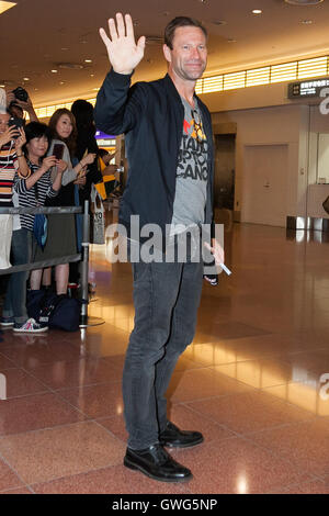 Tokyo, Japan. 14th September, 2016. American film and stage actor Aaron Eckhart greets to the cameras upon his arrival at Tokyo International Airport on September 14, 2016, Tokyo, Japan. Tom Hanks arrived with fellow actor Aaron Eckhart to promote their film Sully which hits Japanese theaters on September 24. Credit:  Rodrigo Reyes Marin/AFLO/Alamy Live News Stock Photo