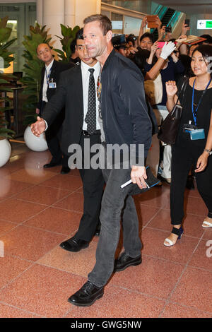 Tokyo, Japan. 14th September, 2016. American film and stage actor Aaron Eckhart arrives at Tokyo International Airport on September 14, 2016, Tokyo, Japan. Tom Hanks arrived with fellow actor Aaron Eckhart to promote their film Sully which hits Japanese theaters on September 24. Credit:  Rodrigo Reyes Marin/AFLO/Alamy Live News Stock Photo