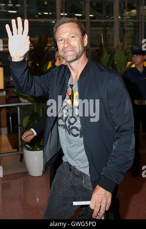 Tokyo, Japan. 14th September, 2016. American film and stage actor Aaron Eckhart greets to the cameras upon his arrival at Tokyo International Airport on September 14, 2016, Tokyo, Japan. Tom Hanks arrived with fellow actor Aaron Eckhart to promote their film Sully which hits Japanese theaters on September 24. Credit:  Rodrigo Reyes Marin/AFLO/Alamy Live News Stock Photo