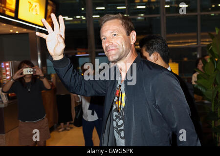 Tokyo, Japan. 14th September, 2016. American film and stage actor Aaron Eckhart greets to the cameras upon his arrival at Tokyo International Airport on September 14, 2016, Tokyo, Japan. Tom Hanks arrived with fellow actor Aaron Eckhart to promote their film Sully which hits Japanese theaters on September 24. Credit:  Rodrigo Reyes Marin/AFLO/Alamy Live News Stock Photo