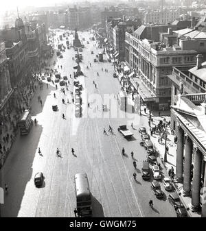 1950s, historical, Dublin, Ireland. Overhead view looking South down O'Connell Street, the city's widest street and main thoroughfare. It was renamed in 1924 after Daniel O'Connell whose statue stands at the lower end of the street. Stock Photo