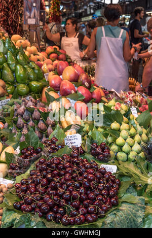 A walk around the market is a feast for all the senses. Fresh fruit for sale at the Mercado de la Boqueria, Barcelona. Stock Photo