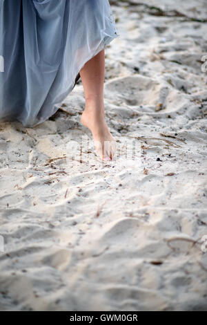 https://l450v.alamy.com/450v/gwm0gr/beautiful-girls-foot-on-the-sand-young-girl-walking-on-the-beach-gwm0gr.jpg