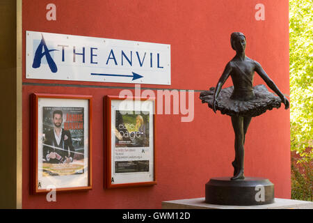 A ballerina statue, 'Poppy', in front of a sign pointing to the Anvil theatre in Basingstoke Stock Photo