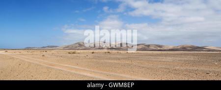 Fuerteventura: the Canary landscape seen from the dirt road to the beaches of the northwestern coast Stock Photo