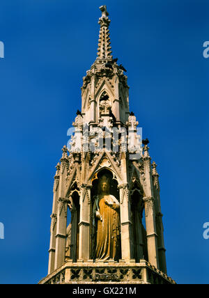 Waltham Cross, Hertfordshire, erected by Edward I to mark a resting place of his Queen Eleanor 's body on its journey to Westminster in 1290. Stock Photo