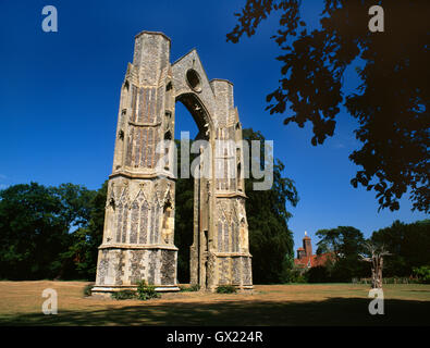 Walsingham Abbey: E wall of chancel on site of Holy House of Nazareth built by Saxon noblewoman Richeldis de Favarches. Anglican shrine to rear R. Stock Photo