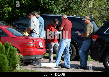 PORT ST LUCIE, FL: Federal and local law enforcement remove evidence  from two Treasure Coast homes that are linked to the suspected Orlando nightclub shooter,  29-year-old Omar Mateen. The FBI, the Florida Division of Law Enforcement, St. Lucie County Sh Stock Photo