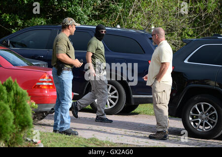 PORT ST LUCIE, FL: Federal and local law enforcement remove evidence  from two Treasure Coast homes that are linked to the suspected Orlando nightclub shooter,  29-year-old Omar Mateen. The FBI, the Florida Division of Law Enforcement, St. Lucie County Sh Stock Photo