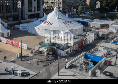 Duesseldorf, Germany. 14th Sep, 2016. The theater tent of the Duesseldorfer Schauspielhaus theater in Duesseldorf, Germany, 14 September 2016. The new director Schulz must fall back on replacement stages for his first season, as the large theater is closed for several years due to renovation. Photo: WOLFRAM KASTL/dpa/Alamy Live News Stock Photo