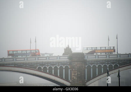 Edinburgh, Scotland, UK. 15th September, 2016. Weather Standalone. As record temperatures for September are being recorded across some parts of the United Kingdom other areas have not been so lucky. Edinburgh buses on George IV Bridge. Edinburgh 16 - London 27. Stock Photo