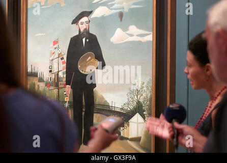 Prague, Czech Republic. 14th Sep, 2016. Curator Kristyna Brozova and journalists standing in front of the self portrait of French painter Henri Rousseau of 1890 during a tour of the exhibition Douanier Rousseau: Painter's Paradise Lost at the Czech national gallery in Prague, Czech Republic, 14 September 2016. PHOTO: MICHAEL HEITMANN/DPA/Alamy Live News Stock Photo