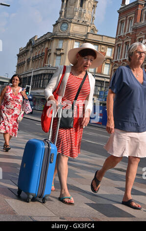 London, UK, 15 September 2016, Traveling in Clapham Junction as  London weather exceeds 30 degrees Centrigade as September heat wave continues. Credit:  JOHNNY ARMSTEAD/Alamy Live News Stock Photo