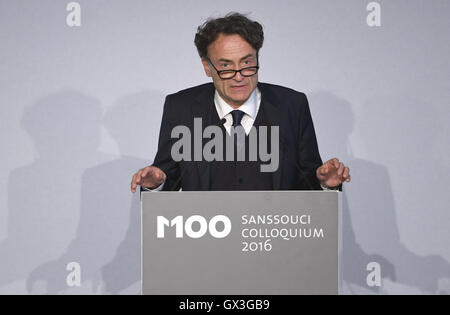 Potsdam, Germany. 15th Sep, 2016. Chief editor of the Die Zeit newspaper, Giovanni di Lorenzo, giving hte laudatory speech for prize winner, Italian journalist Saviano, at the awards ceremony of the M100 media award at the international media conference M100 Sanssouci Colloquium in Potsdam, Germany, 15 September 2016. PHOTO: RALF HIRSCHBERGER/DPA/Alamy Live News Stock Photo