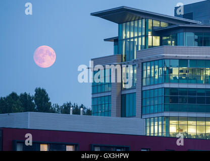 Newcastle upon Tyne, England, UK, 15th September, 2016. Weather: An almost full moon (full moon is16th Sept) glowing orange rises over Newcastle Quayside and Gateshead on Thursday evening. Credit:  Alan Dawson News/Alamy Live News