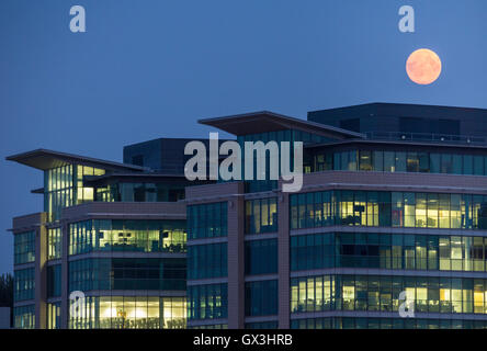 Newcastle upon Tyne, England, UK, 15th September, 2016. Weather: An almost full moon (full moon is16th Sept) glowing orange rises over Newcastle Quayside and Gateshead on Thursday evening. Credit:  Alan Dawson News/Alamy Live News