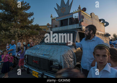 Neria, Israel. 15th September, 2016. Neria, Israel/West Bank. A parade celebrating the inauguration of a Torah scroll (Bible), containing the Pentatuch, Judaism holliest text, Dedicated to the memory of Neria residents Eitam and Naama Henkin, Murdered by Palestinian Terrorists on October 2015 Credit:  Yagil Henkin/Alamy Live News Stock Photo